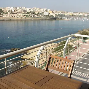 seafront-apartment-marsascala.hotelssaintjulians.com/